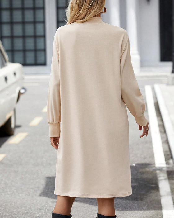 Kjole med høy nakke og ensfarget farge