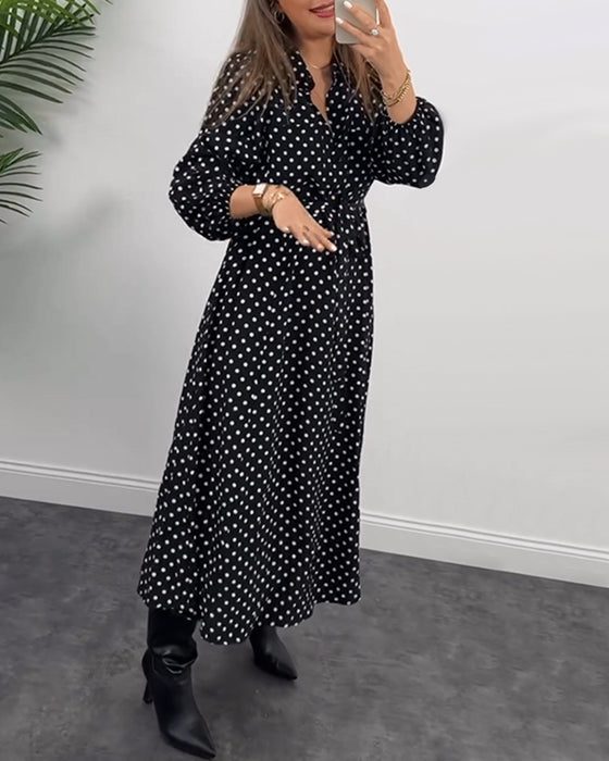 Elegant kjole med prikkete jakkeslag