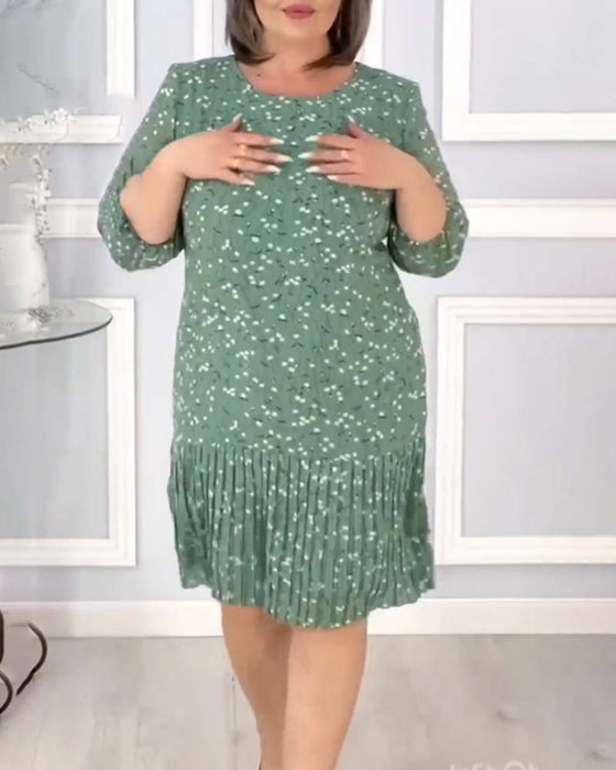 Elegant patchwork kjole med plissert trykk