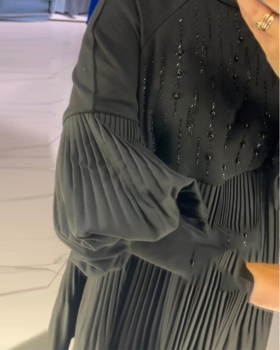 Kjole med ballongermer og ståkrage