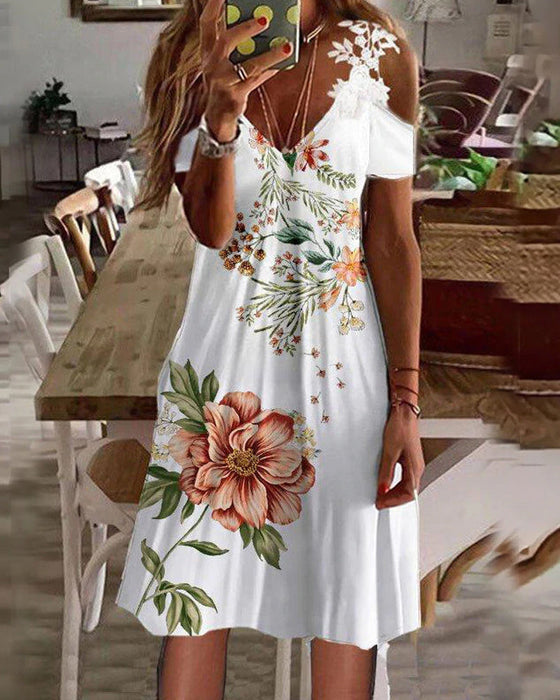 Blomstret strandsolkjole med kalde skuldre