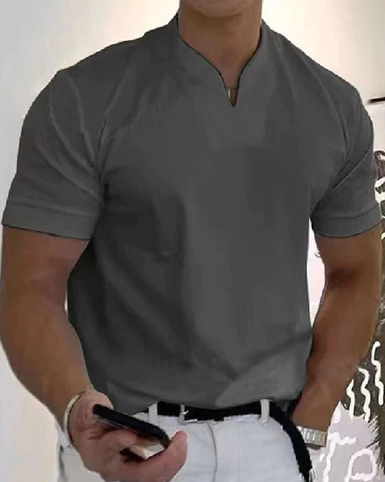 En sporty T-skjorte med korte ermer og V-hals