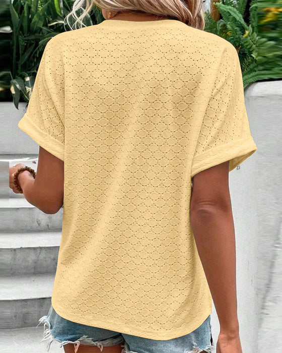 Uformell bluse med v-hals i ensfarget med knapp