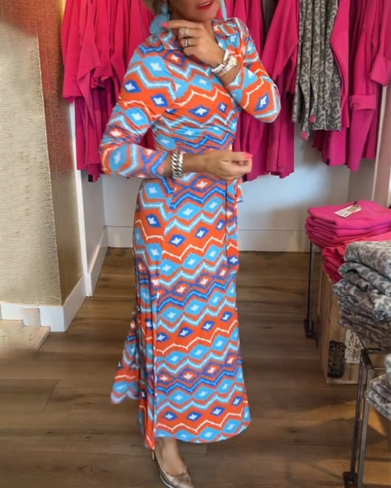 Fargerike jakkeslagskjole med trykk