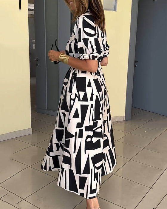 Kjole med geometrisk trykk og løs passform