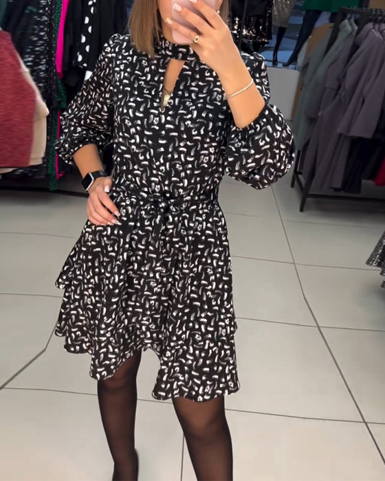 Elegant utskåren kjole med trykk