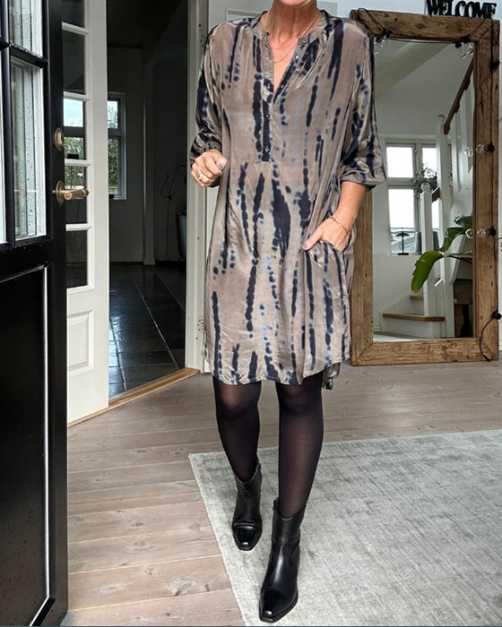 Kjole med trykk og V-hals