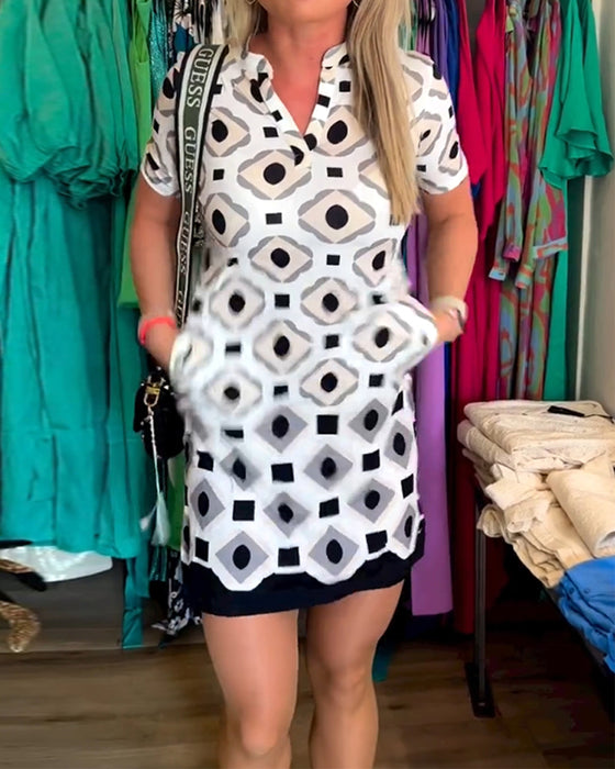 Kjole med V-hals og korte ermer med trykk