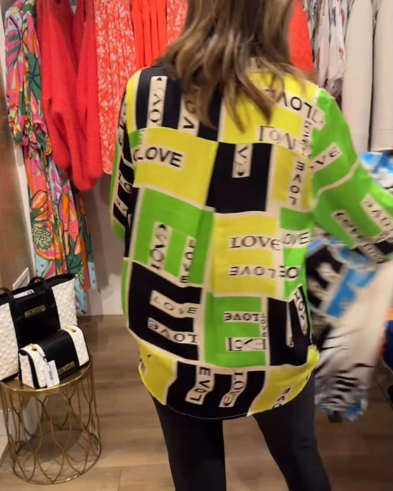 Uformell topp med v-hals med bokstavtrykk