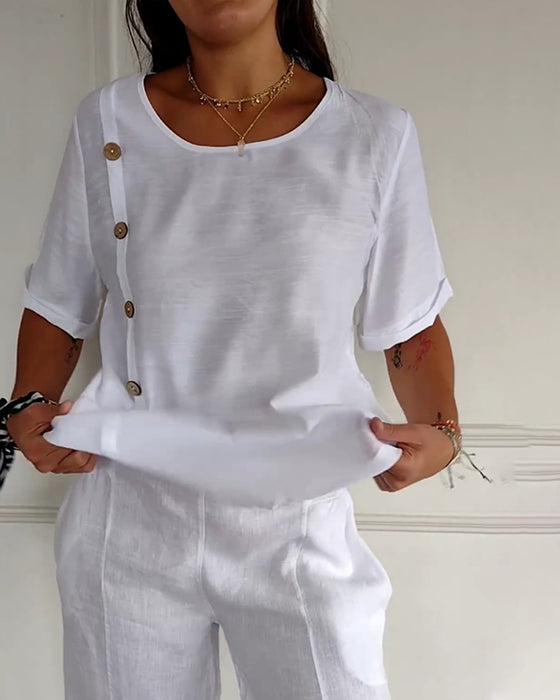 Topp med spinkelt stoff og knapper