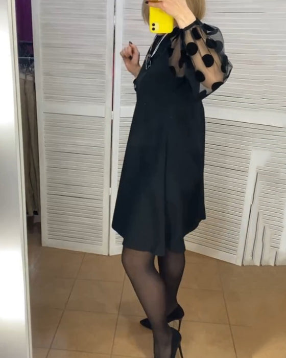 Kjole med elegant stil og prikkete mønster