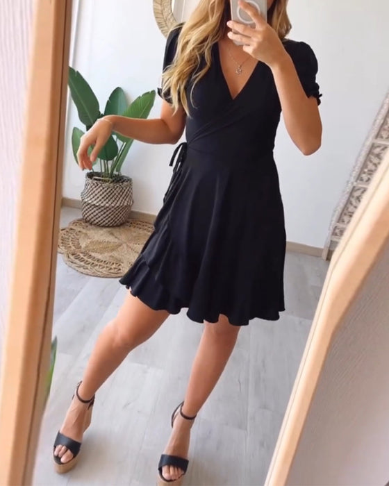 V-hals volang ensfarget kjole med stropper