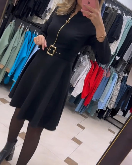 Enkel ensfarget kjole med glidelås