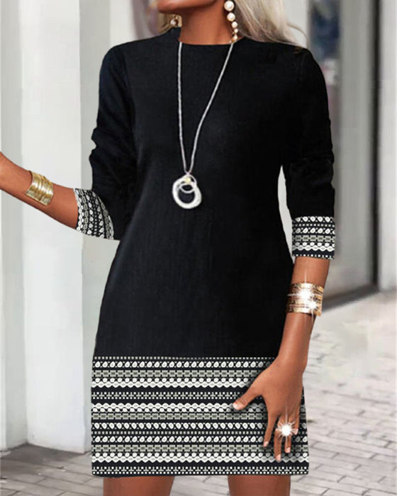 Uformell kjole med patchwork-trykk