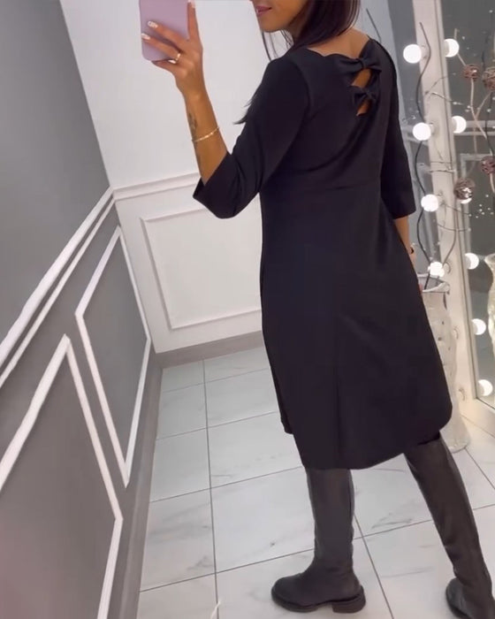 Ensfarget kjole med sløyfe bak