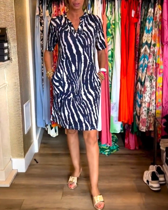 V-hals kjole med kontrasttrykk