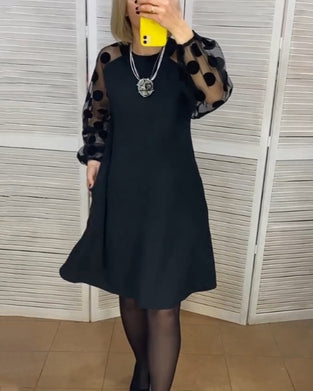 Kjole med elegant stil og prikkete mønster