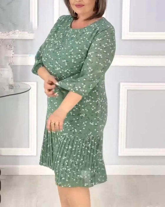 Elegant patchwork kjole med plissert trykk