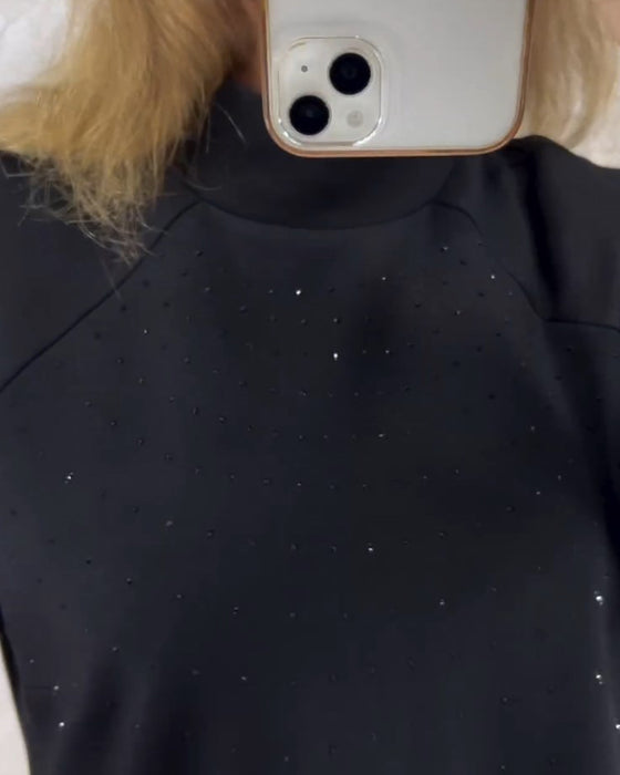 Ensfarget kjole med høy krage