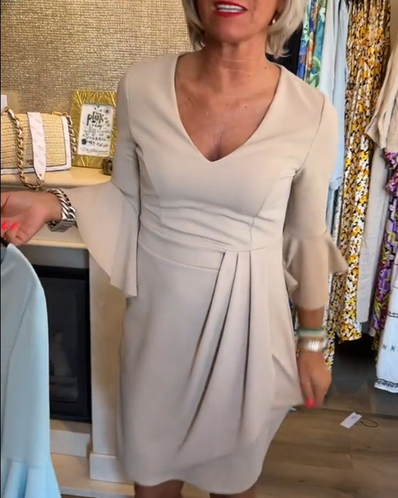 V-hals plissert kjole med klokkeermer