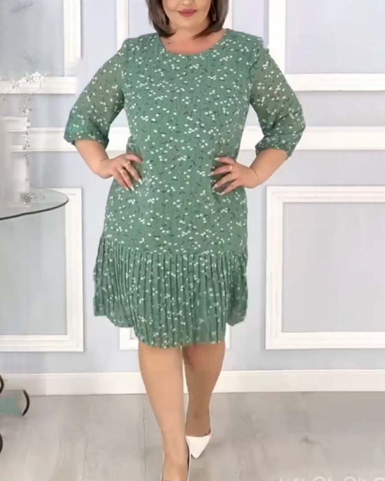 Elegant patchwork kjole med plissert trykk