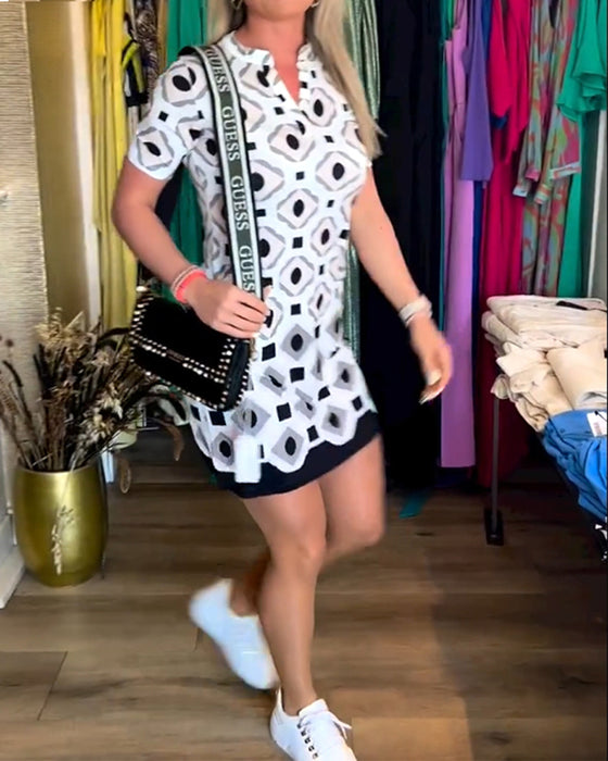 Kjole med V-hals og korte ermer med trykk