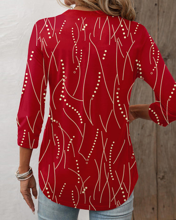Elegant topp med knappeprint og V-hals
