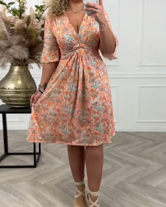 Kjole med V-hals og vri og trykk