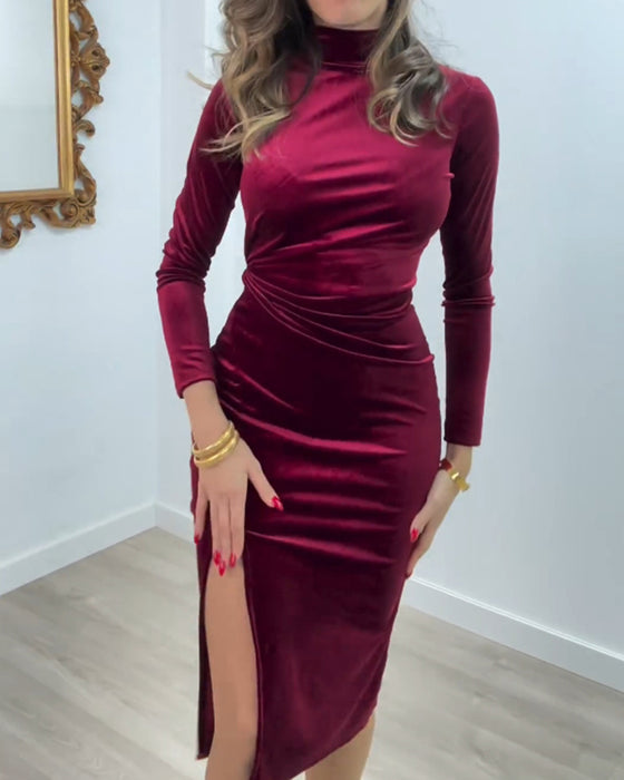 Elegant fløyelskjole med splitt i siden