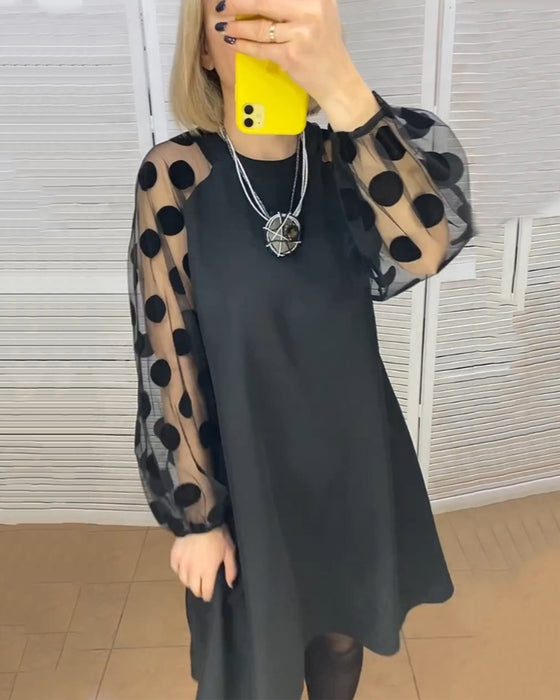 Kjole med elegant stil og prikkete mønster