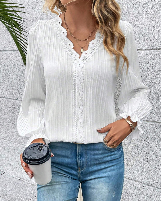 Bluse med blondepaneler og V-hals